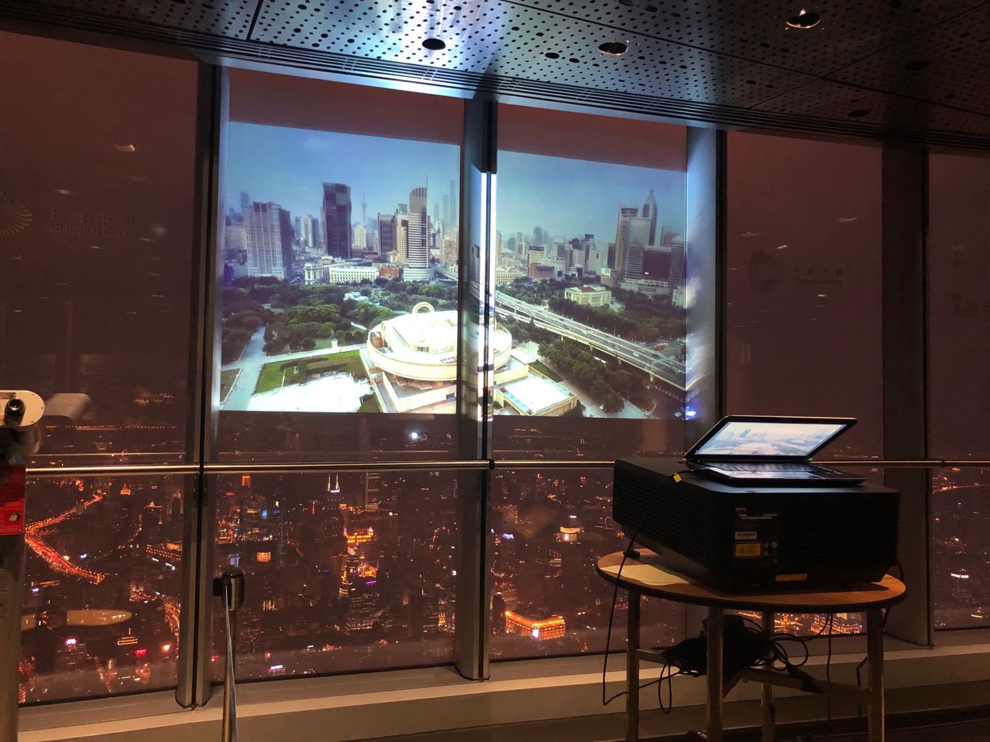 Prueba de pel&iacute;cula de proyecci&oacute;n frontal transparente